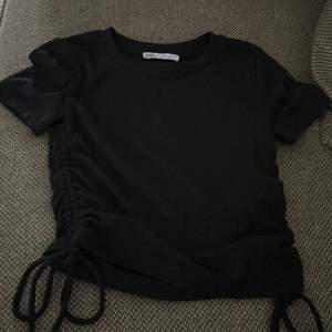En svart ribbad t-shirt den är ribbad. Köpte nyligen använd endast en gång. Köpte för 99kr 