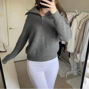 Grå stickad zip tröja, materialet är en blandning mellan Kashmir och ull🩷 Så varm och skön och snygg till vintern, köpte den för två år sen av en influenser på Instagram, tror det var Amanda karolak🩷🩷 Köpt för 500kr + frakt, den är knappt använd🤍