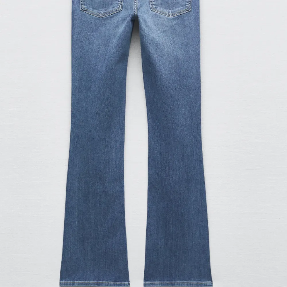 Säljer dessa jätte fina lågmidjade jeans ifrån zara! Dom är såå sköna och jätte fin färg! Perfekta till en stickad tröja eller annat! Jeansen säljas för övrigt inte längre! Modellen är jeans zw bootcut lågmidja❤️. Jeans & Byxor.