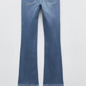 Säljer dessa jätte fina lågmidjade jeans ifrån zara! Dom är såå sköna och jätte fin färg! Perfekta till en stickad tröja eller annat! Jeansen säljas för övrigt inte längre! Modellen är jeans zw bootcut lågmidja❤️