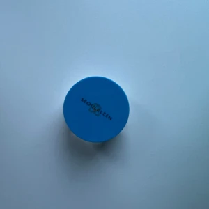 Puder - Helt oanvänt puder, klisterlappen sitter kvar så inget puder har ”åkt” ut.