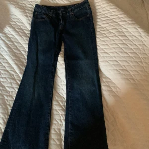 Jeans - Jeans från märket chevignon! Mörkblå jättefina, snygga fickor💓 står ingen storlek men passar nog xs/s, köpta secondhand för 500 men säljer vidare billigt💓