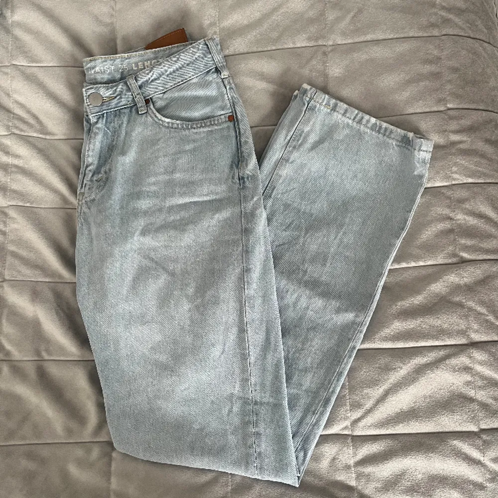 Säker ett par ljusblå low straight jeans från BIKBOK eftersom de är för små på mig!  Köpte för 699 men säljer för 150kr +frakt. Jeans & Byxor.