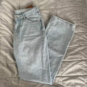 Säker ett par ljusblå low straight jeans från BIKBOK eftersom de är för små på mig!  Köpte för 699 men säljer för 150kr +frakt