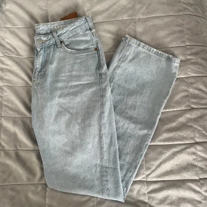 Jeans - Säker ett par ljusblå low straight jeans från BIKBOK eftersom de är för små på mig!  Köpte för 699 men säljer för 150kr +frakt