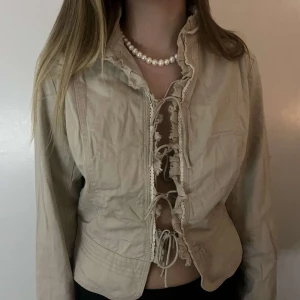 Tygjacka vintage - Supersöt tygjacka i beige färg. Fint skick och gulliga detaljer!