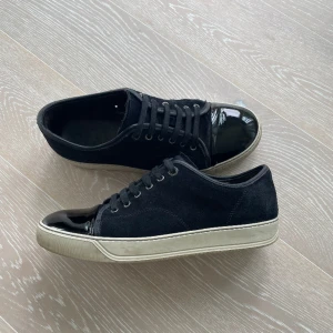 Lanvins uk7 - Säjer mina snygga lanvins i mörblå då jag inte använder dom längre. Dustbag medföljer, storlek uk7 motsvarar eu41. Hör av er vid frågor eller funderingar, fler bilder kan även skickas/Liam 