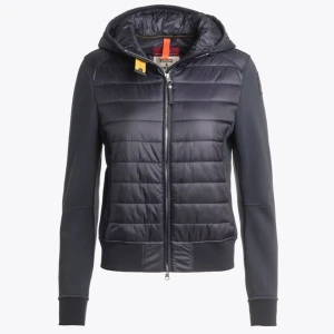 Parajumper cardigan - Jag säljer min parajumper då jag aldrig använder den. Har använt den ett fåtal gånger och den är som ny. Köpte den för 3500kr och har strl S. Pris kan diskuteras! 💕