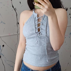 Ribbad top Bik Bok S - Snygg ribbad top från Bik Bok med knyt. Str S (passar M också) Fint använt skick.