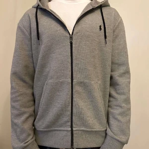 Polo hoodie grå - Polo hoodie grå  Storlek:M Skick:9/10 Nypris:1700  Pris:679