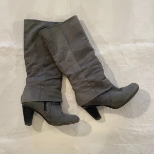 Grå stövlar  - Jättesöta klackar!