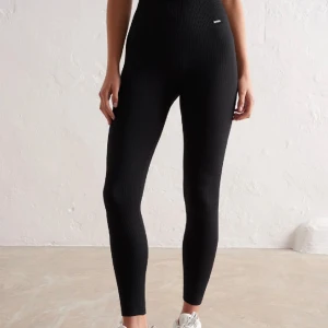 AIMN RIBBED SEAMLESS TIGHTS BLACK - Aimn Ribbed Seamless tights i svart. Storlek S. Använda 1 gång. Köpt i somras och säljs pga kommer ej till användning. Nypris 599kr, säljs för 250kr. 