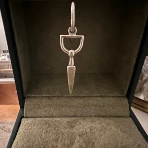 Maria Nilsdotter örhänge!! - Så fint örhänge från Maria Nilsdotter!! Köpt för 2295kr💗 sparsamt använt!! Kommer med box. 💘