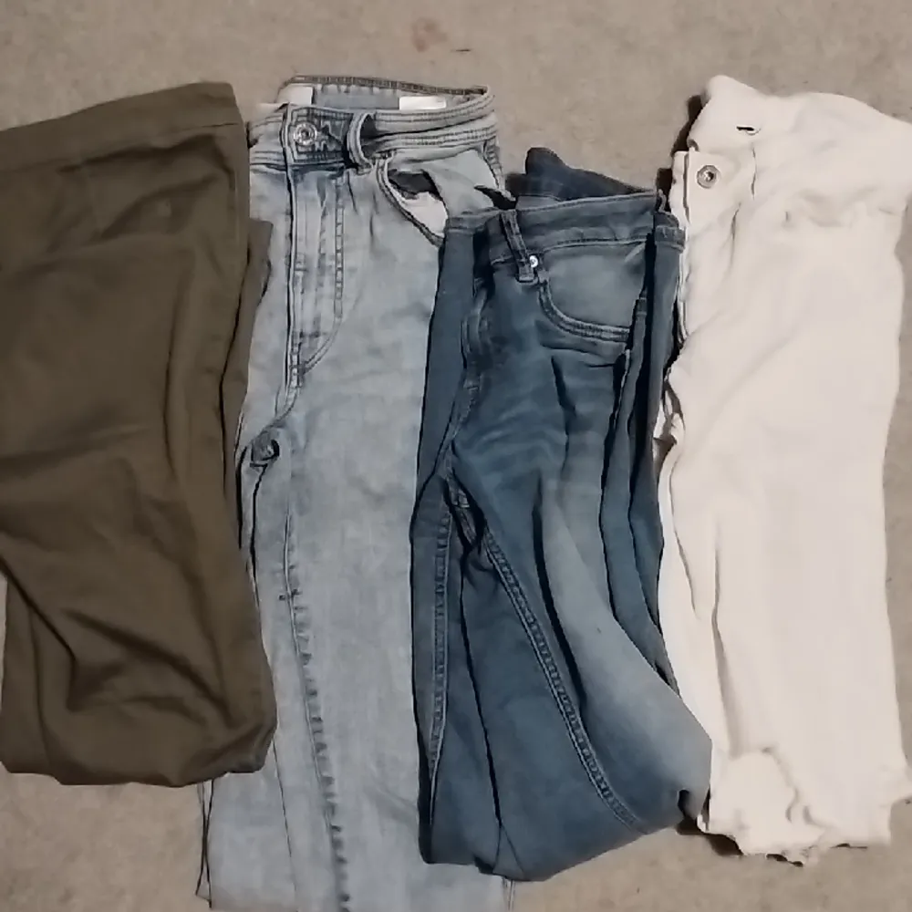 4 par jeans till salu, 3 skinny 1 par flares, dem vita är rippade och alla tvättas innan leverans, alla 4 tillsammans: 400, 2 par för 175 och ett varsitt par för 150, kan sänka priserna, och frakt kostar inte! 😊🤟Typ alla är Small och medium. Jeans & Byxor.