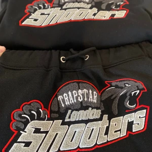 Trapstar dress - Tröjan är storlek L byxorna stolek m 