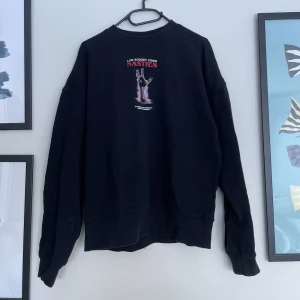 Oversized sweatshirt - Oversized sweatshirt med coolt tryck fram och bak, köpt för cirka ett år sedan. Bra skick, inga fläckar eller liknande på plagget! Säljer för att den inte sitter lika oversized på mig längre!  Orginalpris 300 ✨