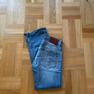 Replay jeans i modellen ”Rocco comfort fit”. De är i använda men fortfarande i fint skick. Skriv om ni undrar något👍