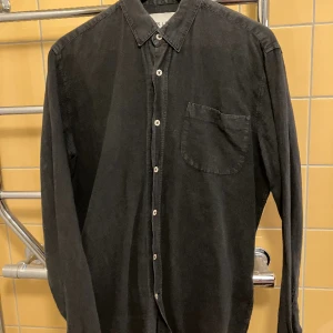 Our Legacy Svart Linneskjorta Stl.48  - En absolut favorit som jag vuxit ur. Mängdrabatt kan diskuteras