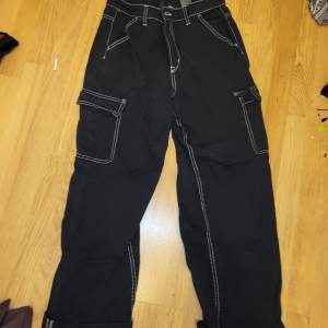 Ett par svarta jeans med vita sömmar