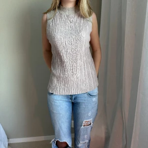 Topp beige  - Sjukt snygg topp ifrån zara, jättefint skick då jag knappt använt💓