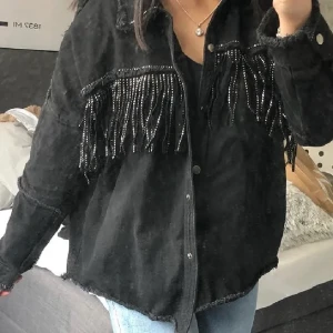 Svart jeans jacka  - En svart superfin jeans jacka med glitter detaljer. Supersnygg till våren och väldigt skön. Köpt från Sellpy 