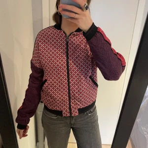 Scotch and Soda Jacka - Bomberjacka i silkesmaterial från Scotch and Soda. XS men passar även S.