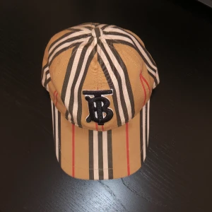 Burberry keps - Burberry keps beige använd ungefär 5 gånger.  Skick 8/10
