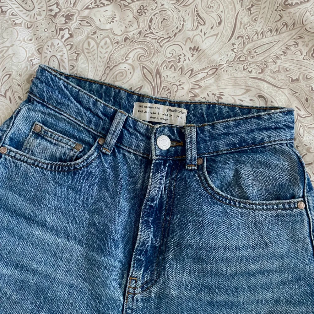 Snygga jeans som inte kommer till användning⭐️säljer samma i svart 🖤. Jeans & Byxor.