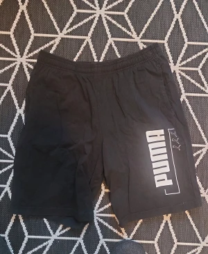 Puma Shorts - Ett par Puma shorts som bara legat i garderoben. Är i bra skick. 😃