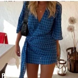 Blå klänning  - Slutsåld på zara. Storlek M