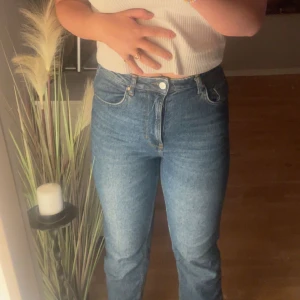  Blåa jeans  - Säljer dessa byxor för jag ej använder hög midjat längre