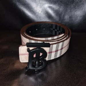 Burberry bälte  - Helt ny burberry bälte. Den använd 1 gång, väldigt bra skick 