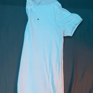 Tommy hilfiger polo tröja  - Tja säljer en rikigt skön Tommy hilfiger polo tröja i storlek L skriv vid frågor ! ( priset är fast )