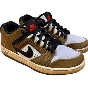 Nike SB Air Force 2  - Bruna och vita sneakers från Nike, storlek 42. Ställ gärna frågor!😊