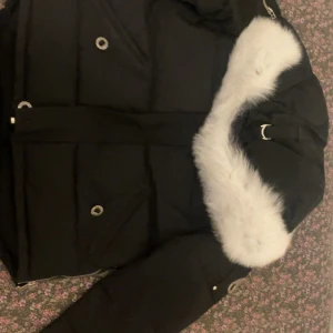 Moose knuckles jacka  - Storlek M. Varm jacka perfekt till vinter. Helt ny. Pris kan diskuteras 