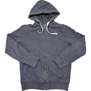 Ralph Lauren Zip-Up Hoodie - Mörkgrå zipup huvtröja från Ralph Lauren med en lagning vid handleden. Storlek S, ställ gärna frågor!