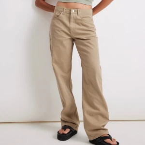 Jeans från nakd  - Säljer ett par jeans med låg midja NAKD. Färgen är som på andra bilden. Pris kn diskuteras🩷