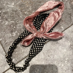 Pannband  - Två stycken pannband. Den rosa känns som sammet. Kika gärna på mina annonser, säljer mycket:) 