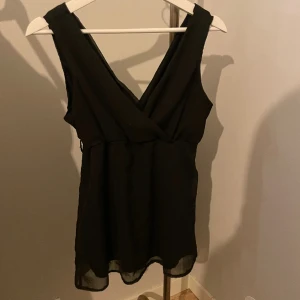 Svart topp  - Hej, tänkte nu sälja min söta topp från women by halens den är storlek M men sitter fint på mig som har S i vanliga fall!