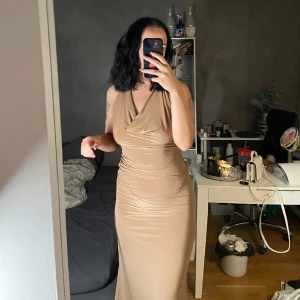 Klänning - Jättefin Klänning, endast använd under en lärarmiddag😍