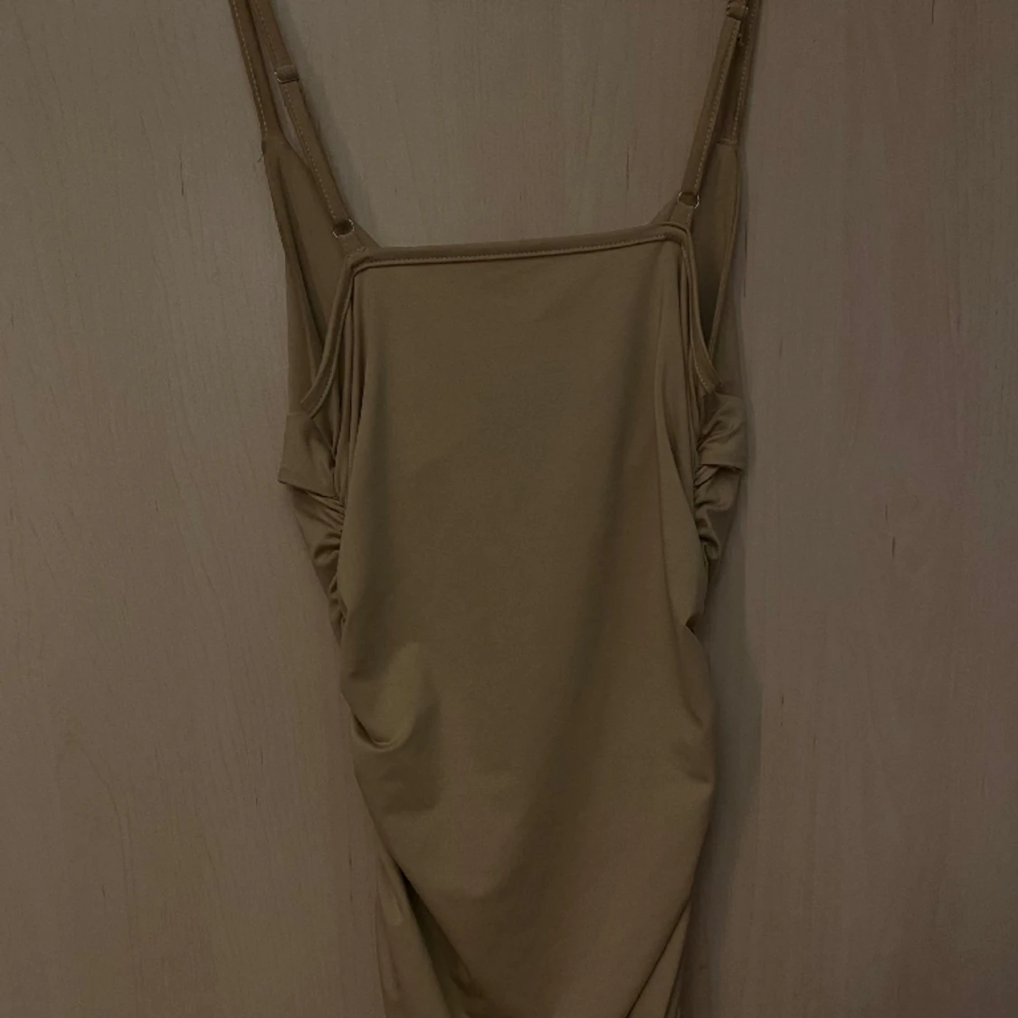 Beige/guldig klänning  - 91