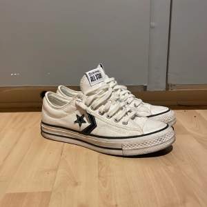 Ett par Converse Star Player i nyskick. Storlek EU 40 och endast använda 2 gånger så. Säljer då dom inte passa min fot. 