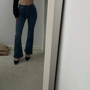 Fina utsvängda jeans! Mycket bra skick och fin passform🤍  Är 154 cm lång 