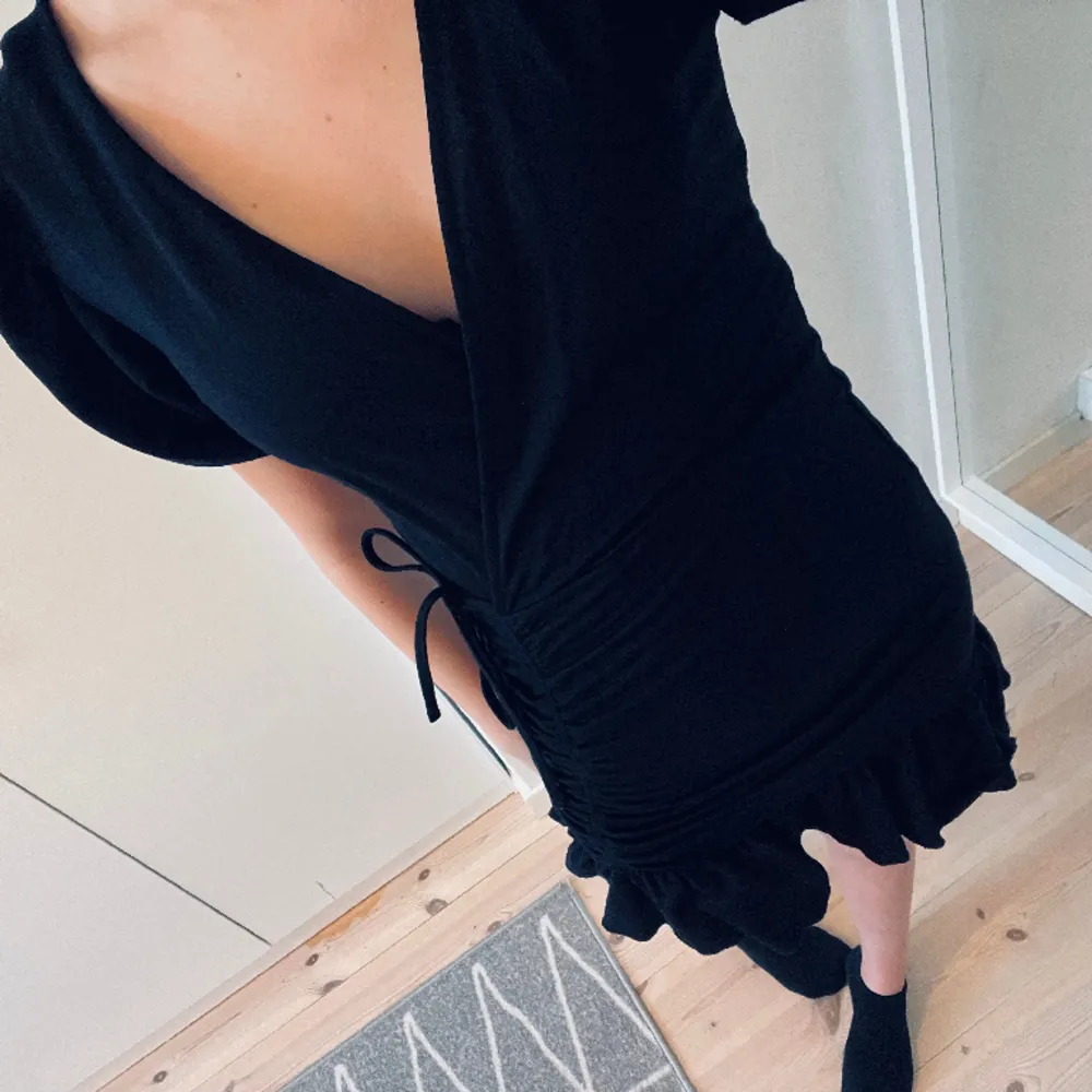 Jag säljer nu den här svarta klänningen från Gina Tricot för att den inte kommer till någon användning i min garderob. Klänningen är använd fåtal gånger och den är köpt för ca 400kr. . Klänningar.