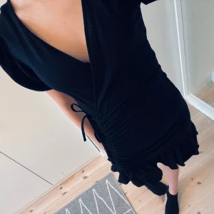 Klänning Gina Tricot  - Jag säljer nu den här svarta klänningen från Gina Tricot för att den inte kommer till någon användning i min garderob. Klänningen är använd fåtal gånger och den är köpt för ca 400kr. 