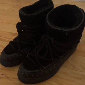 Inukkis  - Bra skick lite slitna som man kan se på sista bilden. Strl 41. Nypris 4200kr🩷