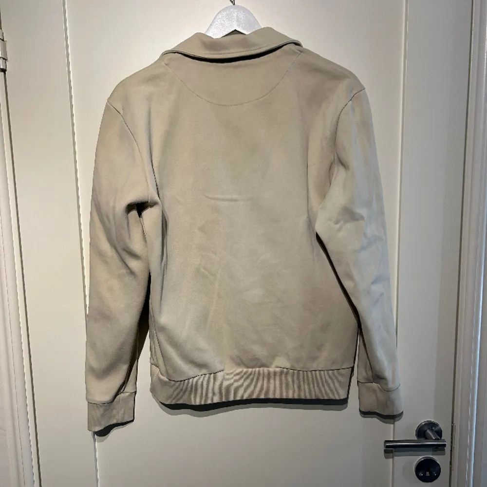 Säljer denna stiliga quarterzip tröjan från A Day’s March i storlek small då den inte kommer till användning, köpt för 1300, mitt pris 200. Kontakta mig om du har frågor. Tröjor & Koftor.