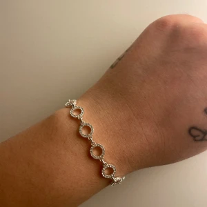 Pilgrim armband - Pilgrim armband som inte har använts! Nypris ~ 500kr "ROGUE återvunnet kristall-haloarmband silverpläterat" Heter armbandet på Pilgrims hemsida!