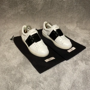 Valentino opens - Tja, säljer just nu dessa jättesnygga Valentino opens. Den är i ett mycket bra skick (9/10). De är i storleken 41,5. Nypris runt 6200kr, vårat pris endast 2899kr. 2 dustbags medföljer i köpet. Orderbekräftelse finns ! Kan släppas direkt för 2400kr