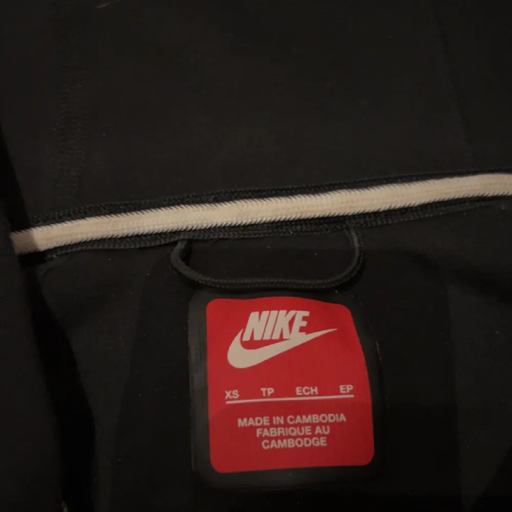 Köpte denna Nike tech på JD för cirka 1300 men tappade bort kvittot så kunde inte lämna tillbaka. Den är helt ny och knappt använd. Säljer pågrund av att jag inte använder den . Hoodies.